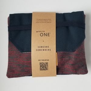 Delta travel pouch